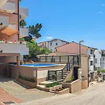 Awesome Apartment In Baska Voda Apartament *